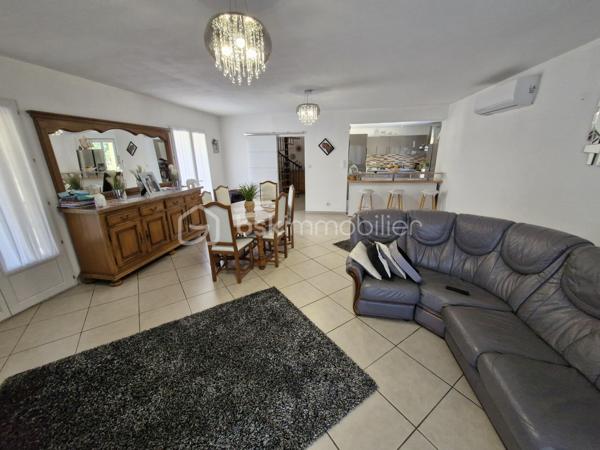 Venez découvrir cette charmante maison traditionnelle de 145m2 sur son terrain clos de 2224m2 dans un environnement calme au coeur de Mouleydier.
Au rez-de-chaussée, vous disposerez d'une belle entrée avec placard desservant sur votre droite à un beau et lumineux espace de vie composé d'un salon, avec sa climatisation, de 38m2 communiquant avec une cuisine aménagée et équipée, sur votre gauche, une suite parentale avec salle d'eau et un dressing, une seconde chambre avec placard, un cellier et un WC séparé.
A l'étage vous disposerez d'un couloir, avec climatisation, desservant deux chambres avec placards, d'un bureau, d'une salle d'eau et d'un WC séparé.
Pour la partie extérieure, vous bénéficierez d'une terrasse couverte ainsi qu'une cuisine d'été d'environ 40m2 avec un four à pain pour vous permettre de profiter de moments conviviaux entre amis ou en famille.
Le jardin est entièrement clos vous y trouverez également un garage donnant accès au cellier et également un car-port.
Le bien se situe à Mouleydier, à 5min de ses commerces et à 15min de Bergerac.
Le système de chauffage est électrique.
L'assainissement se fait par le tout à l'égout.
Ce qu'on aime : le double vitrage, la maison est récente, le jardin clos, l'environnement calme, le garage et le car-port, proche des commodités, les volumes....
Disponible pour votre projet immobilier, je m'adapte à votre agenda pour visiter...