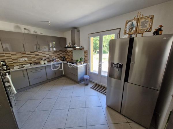 Venez découvrir cette charmante maison traditionnelle de 145m2 sur son terrain clos de 2224m2 dans un environnement calme au coeur de Mouleydier.
Au rez-de-chaussée, vous disposerez d'une belle entrée avec placard desservant sur votre droite à un beau et lumineux espace de vie composé d'un salon, avec sa climatisation, de 38m2 communiquant avec une cuisine aménagée et équipée, sur votre gauche, une suite parentale avec salle d'eau et un dressing, une seconde chambre avec placard, un cellier et un WC séparé.
A l'étage vous disposerez d'un couloir, avec climatisation, desservant deux chambres avec placards, d'un bureau, d'une salle d'eau et d'un WC séparé.
Pour la partie extérieure, vous bénéficierez d'une terrasse couverte ainsi qu'une cuisine d'été d'environ 40m2 avec un four à pain pour vous permettre de profiter de moments conviviaux entre amis ou en famille.
Le jardin est entièrement clos vous y trouverez également un garage donnant accès au cellier et également un car-port.
Le bien se situe à Mouleydier, à 5min de ses commerces et à 15min de Bergerac.
Le système de chauffage est électrique.
L'assainissement se fait par le tout à l'égout.
Ce qu'on aime : le double vitrage, la maison est récente, le jardin clos, l'environnement calme, le garage et le car-port, proche des commodités, les volumes....
Disponible pour votre projet immobilier, je m'adapte à votre agenda pour visiter...