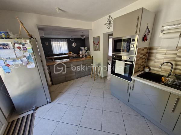 Venez découvrir cette charmante maison traditionnelle de 145m2 sur son terrain clos de 2224m2 dans un environnement calme au coeur de Mouleydier.
Au rez-de-chaussée, vous disposerez d'une belle entrée avec placard desservant sur votre droite à un beau et lumineux espace de vie composé d'un salon, avec sa climatisation, de 38m2 communiquant avec une cuisine aménagée et équipée, sur votre gauche, une suite parentale avec salle d'eau et un dressing, une seconde chambre avec placard, un cellier et un WC séparé.
A l'étage vous disposerez d'un couloir, avec climatisation, desservant deux chambres avec placards, d'un bureau, d'une salle d'eau et d'un WC séparé.
Pour la partie extérieure, vous bénéficierez d'une terrasse couverte ainsi qu'une cuisine d'été d'environ 40m2 avec un four à pain pour vous permettre de profiter de moments conviviaux entre amis ou en famille.
Le jardin est entièrement clos vous y trouverez également un garage donnant accès au cellier et également un car-port.
Le bien se situe à Mouleydier, à 5min de ses commerces et à 15min de Bergerac.
Le système de chauffage est électrique.
L'assainissement se fait par le tout à l'égout.
Ce qu'on aime : le double vitrage, la maison est récente, le jardin clos, l'environnement calme, le garage et le car-port, proche des commodités, les volumes....
Disponible pour votre projet immobilier, je m'adapte à votre agenda pour visiter...