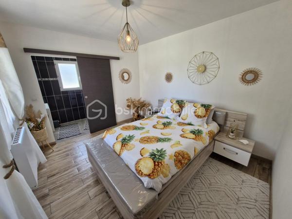 Venez découvrir cette charmante maison traditionnelle de 145m2 sur son terrain clos de 2224m2 dans un environnement calme au coeur de Mouleydier.
Au rez-de-chaussée, vous disposerez d'une belle entrée avec placard desservant sur votre droite à un beau et lumineux espace de vie composé d'un salon, avec sa climatisation, de 38m2 communiquant avec une cuisine aménagée et équipée, sur votre gauche, une suite parentale avec salle d'eau et un dressing, une seconde chambre avec placard, un cellier et un WC séparé.
A l'étage vous disposerez d'un couloir, avec climatisation, desservant deux chambres avec placards, d'un bureau, d'une salle d'eau et d'un WC séparé.
Pour la partie extérieure, vous bénéficierez d'une terrasse couverte ainsi qu'une cuisine d'été d'environ 40m2 avec un four à pain pour vous permettre de profiter de moments conviviaux entre amis ou en famille.
Le jardin est entièrement clos vous y trouverez également un garage donnant accès au cellier et également un car-port.
Le bien se situe à Mouleydier, à 5min de ses commerces et à 15min de Bergerac.
Le système de chauffage est électrique.
L'assainissement se fait par le tout à l'égout.
Ce qu'on aime : le double vitrage, la maison est récente, le jardin clos, l'environnement calme, le garage et le car-port, proche des commodités, les volumes....
Disponible pour votre projet immobilier, je m'adapte à votre agenda pour visiter...