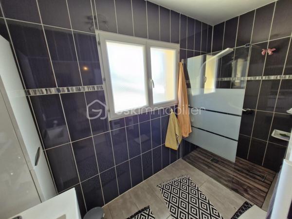 Venez découvrir cette charmante maison traditionnelle de 145m2 sur son terrain clos de 2224m2 dans un environnement calme au coeur de Mouleydier.
Au rez-de-chaussée, vous disposerez d'une belle entrée avec placard desservant sur votre droite à un beau et lumineux espace de vie composé d'un salon, avec sa climatisation, de 38m2 communiquant avec une cuisine aménagée et équipée, sur votre gauche, une suite parentale avec salle d'eau et un dressing, une seconde chambre avec placard, un cellier et un WC séparé.
A l'étage vous disposerez d'un couloir, avec climatisation, desservant deux chambres avec placards, d'un bureau, d'une salle d'eau et d'un WC séparé.
Pour la partie extérieure, vous bénéficierez d'une terrasse couverte ainsi qu'une cuisine d'été d'environ 40m2 avec un four à pain pour vous permettre de profiter de moments conviviaux entre amis ou en famille.
Le jardin est entièrement clos vous y trouverez également un garage donnant accès au cellier et également un car-port.
Le bien se situe à Mouleydier, à 5min de ses commerces et à 15min de Bergerac.
Le système de chauffage est électrique.
L'assainissement se fait par le tout à l'égout.
Ce qu'on aime : le double vitrage, la maison est récente, le jardin clos, l'environnement calme, le garage et le car-port, proche des commodités, les volumes....
Disponible pour votre projet immobilier, je m'adapte à votre agenda pour visiter...