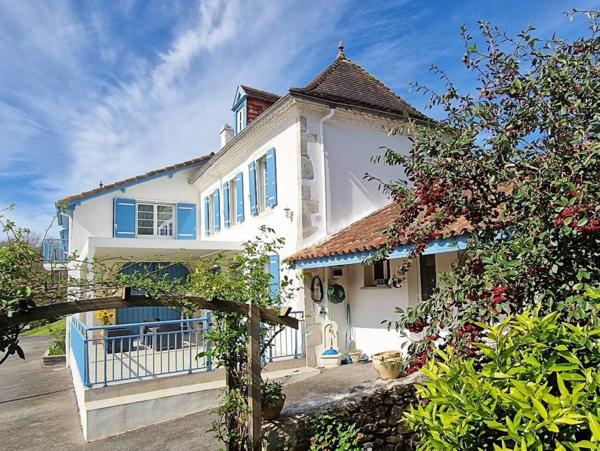 Authentique Béarnaise rénovée en position dominante