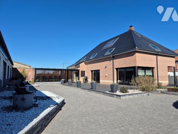 belle qualité de construction pour ce pavillon individuel alliant volume et luminosité