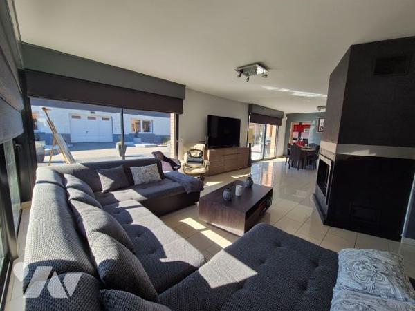 belle qualité de construction pour ce pavillon individuel alliant volume et luminosité