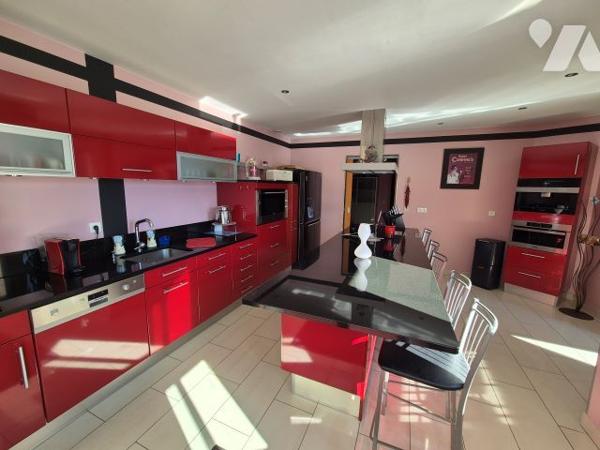 belle qualité de construction pour ce pavillon individuel alliant volume et luminosité