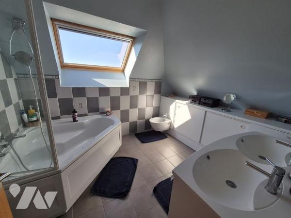 belle qualité de construction pour ce pavillon individuel alliant volume et luminosité