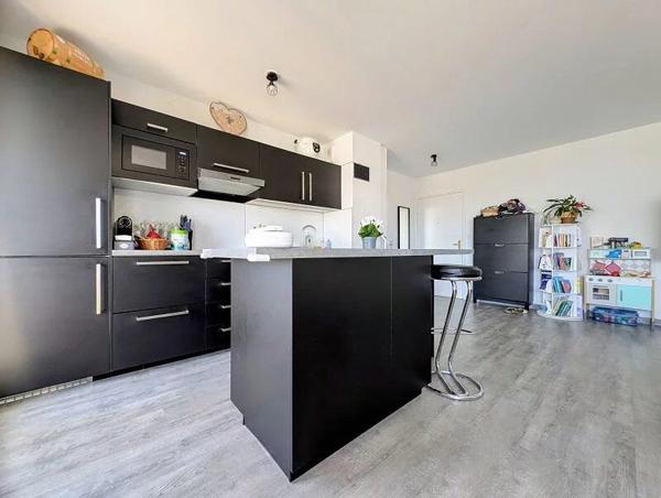 Vente                                                      Appartement
                        
                     3 pièces                      63 m2                     à Istres