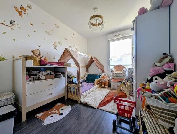 Vente                                                      Appartement
                        
                     3 pièces                      63 m2                     à Istres
