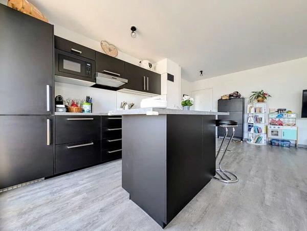 Vente                                                      Appartement
                        
                     3 pièces                      63 m2                     à Istres
