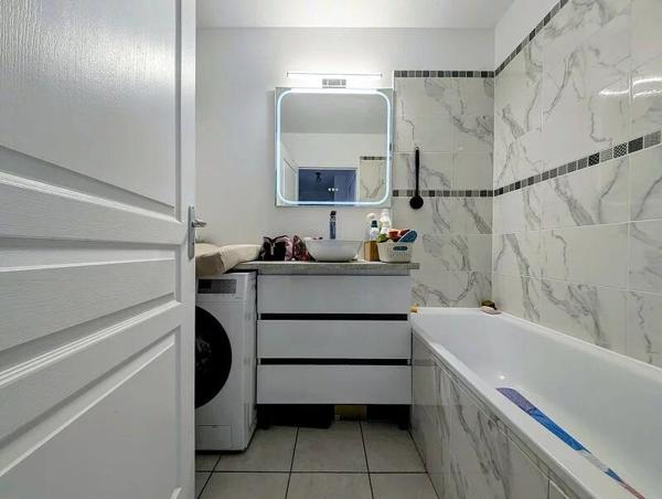 Vente                                                      Appartement
                        
                     3 pièces                      63 m2                     à Istres