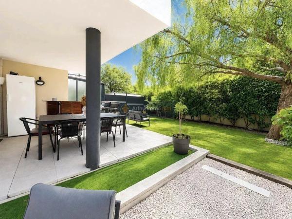 Vente                                                      Appartement
                        
                     3 pièces                      70 m2                     à Fréjus