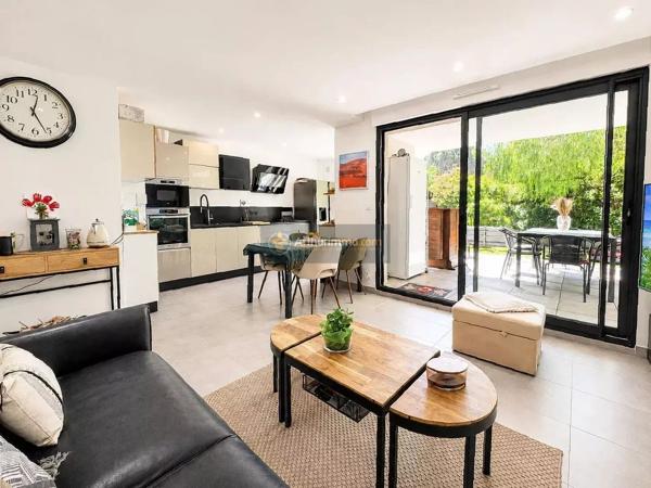 Vente                                                      Appartement
                        
                     3 pièces                      70 m2                     à Fréjus