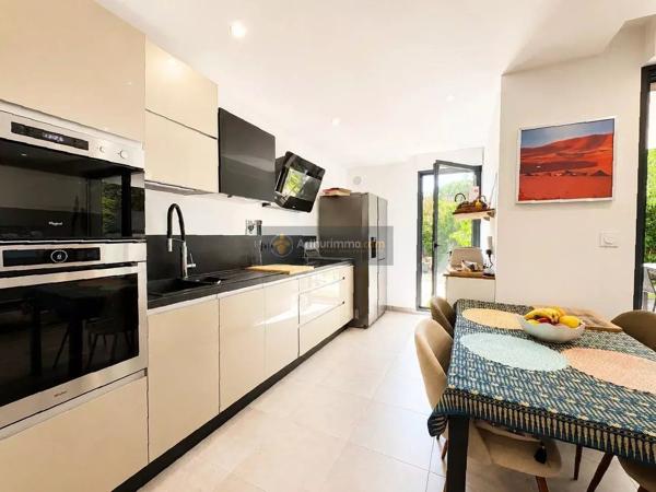 Vente                                                      Appartement
                        
                     3 pièces                      70 m2                     à Fréjus