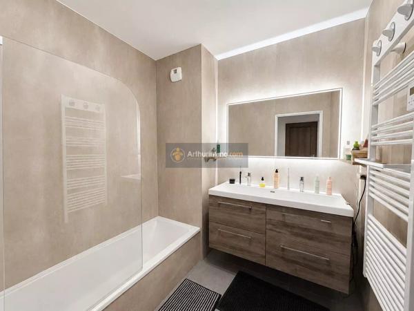 Vente                                                      Appartement
                        
                     3 pièces                      70 m2                     à Fréjus