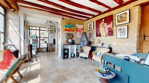 Immeuble - Montignac Emplacement de premier ordre pour cet immeuble rénové en bord de Vézère sur les quais de Montignac-Lascaux, offrant une galerie/boutique en duplex et 2 appartements avec vue sur le village et la rivière.