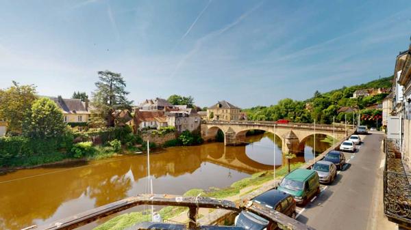 Immeuble - Montignac Emplacement de premier ordre pour cet immeuble rénové en bord de Vézère sur les quais de Montignac-Lascaux, offrant une galerie/boutique en duplex et 2 appartements avec vue sur le village et la rivière.