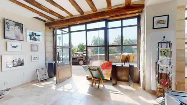 Immeuble - Montignac Emplacement de premier ordre pour cet immeuble rénové en bord de Vézère sur les quais de Montignac-Lascaux, offrant une galerie/boutique en duplex et 2 appartements avec vue sur le village et la rivière.