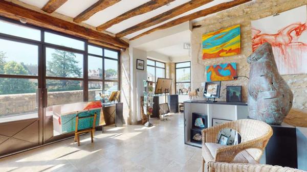 Immeuble - Montignac Emplacement de premier ordre pour cet immeuble rénové en bord de Vézère sur les quais de Montignac-Lascaux, offrant une galerie/boutique en duplex et 2 appartements avec vue sur le village et la rivière.