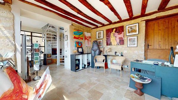 Immeuble - Montignac Emplacement de premier ordre pour cet immeuble rénové en bord de Vézère sur les quais de Montignac-Lascaux, offrant une galerie/boutique en duplex et 2 appartements avec vue sur le village et la rivière.