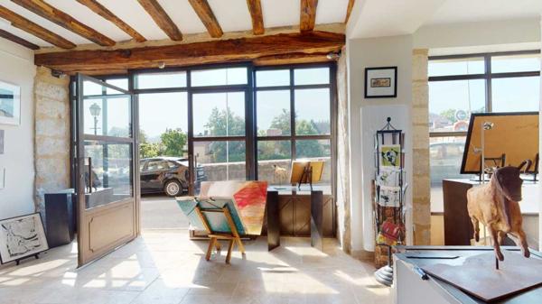 Immeuble - Montignac Emplacement de premier ordre pour cet immeuble rénové en bord de Vézère sur les quais de Montignac-Lascaux, offrant une galerie/boutique en duplex et 2 appartements avec vue sur le village et la rivière.