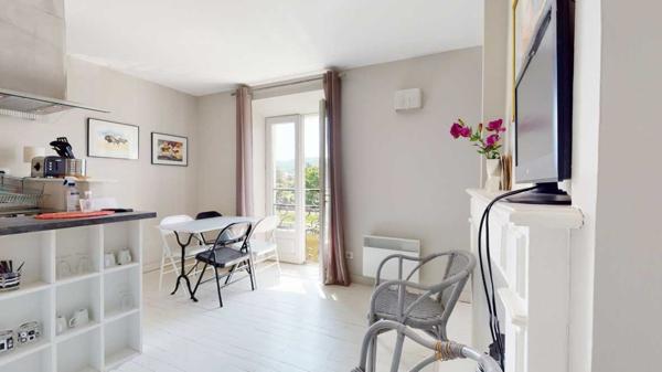 Immeuble - Montignac Emplacement de premier ordre pour cet immeuble rénové en bord de Vézère sur les quais de Montignac-Lascaux, offrant une galerie/boutique en duplex et 2 appartements avec vue sur le village et la rivière.