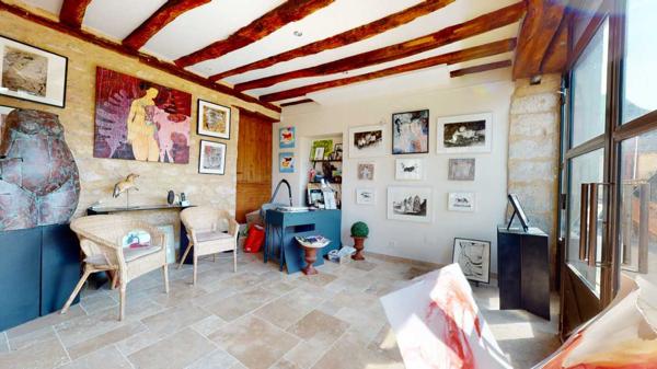 Immeuble - Montignac Emplacement de premier ordre pour cet immeuble rénové en bord de Vézère sur les quais de Montignac-Lascaux, offrant une galerie/boutique en duplex et 2 appartements avec vue sur le village et la rivière.