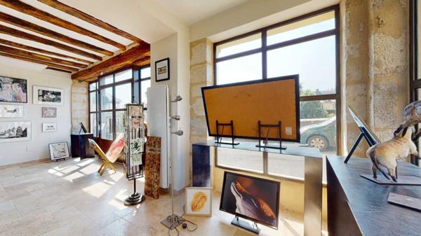 Immeuble - Montignac Emplacement de premier ordre pour cet immeuble rénové en bord de Vézère sur les quais de Montignac-Lascaux, offrant une galerie/boutique en duplex et 2 appartements avec vue sur le village et la rivière.