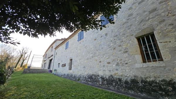 Nérac (47600) Magnifique maison de 300m², un appartement de 100m², une ancienne étable de 120m², parc arboré, piscine.