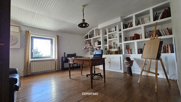 Nérac (47600) Magnifique maison de 300m², un appartement de 100m², une ancienne étable de 120m², parc arboré, piscine.