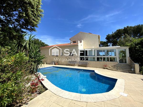 Maison Familiale 9 Pièces d'environ 233 m2 avec Terrasse et Piscine