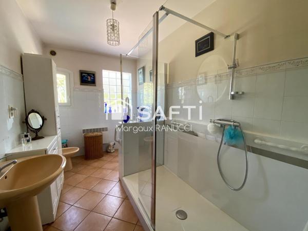 Maison Familiale 9 Pièces d'environ 233 m2 avec Terrasse et Piscine