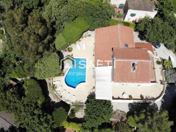 Maison Familiale 9 Pièces d'environ 233 m2 avec Terrasse et Piscine