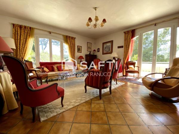 Maison Familiale 9 Pièces d'environ 233 m2 avec Terrasse et Piscine