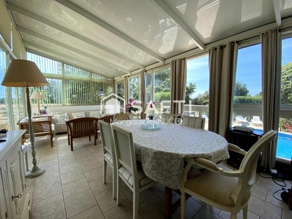 Maison Familiale 9 Pièces d'environ 233 m2 avec Terrasse et Piscine