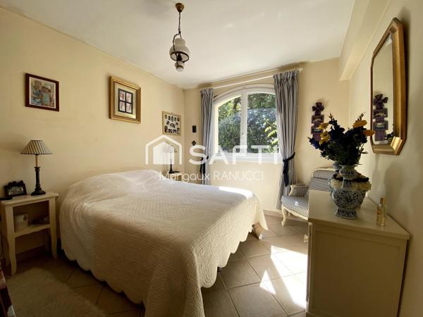 Maison Familiale 9 Pièces d'environ 233 m2 avec Terrasse et Piscine