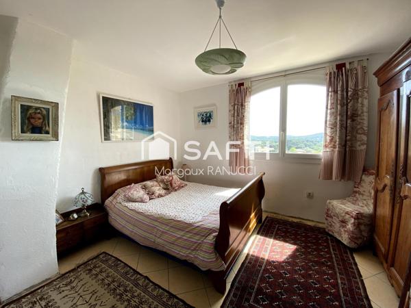 Maison Familiale 9 Pièces d'environ 233 m2 avec Terrasse et Piscine