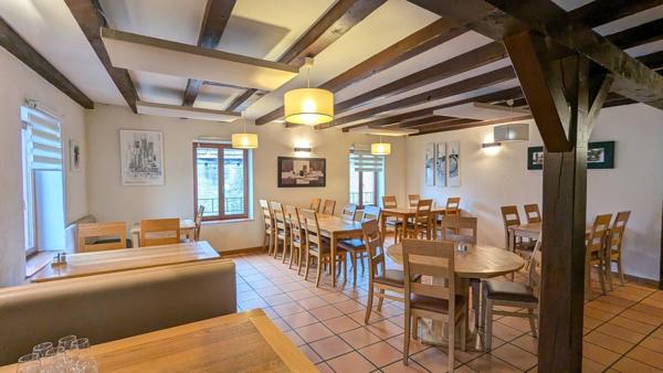 Ensemble immobilier 500m2, restaurant bar appartements, terrain 1187m2