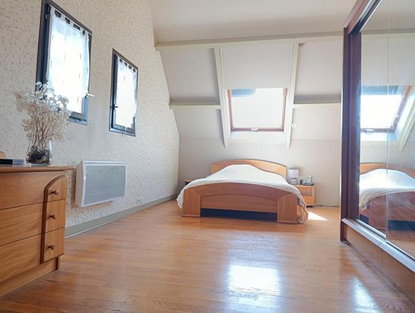 Maison familiale de 8 pièces avec sous sol total ET piscine  chauffée