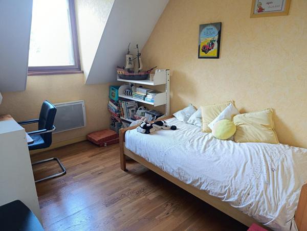 Maison familiale de 8 pièces avec sous sol total ET piscine  chauffée