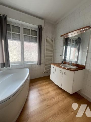 HYPER CENTRE MAISON DE VILLE AVEC GARAGE