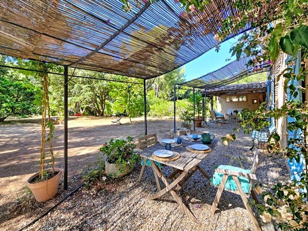 SANARY - Villa 8 chambres + T2, piscine chauffée, double garage, 6500 m² de terrain