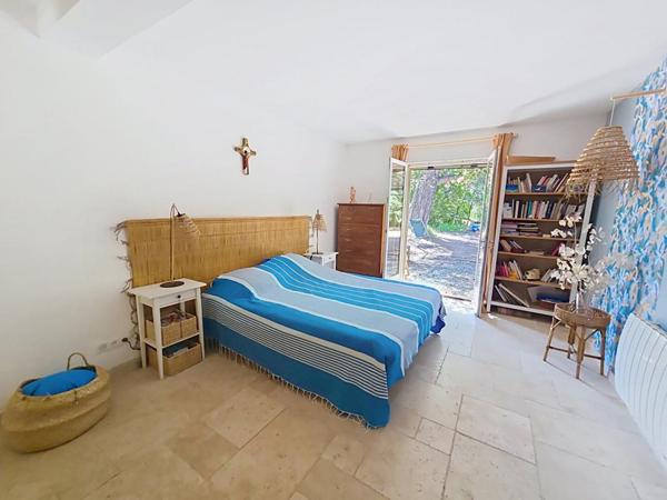 SANARY - Villa 8 chambres + T2, piscine chauffée, double garage, 6500 m² de terrain