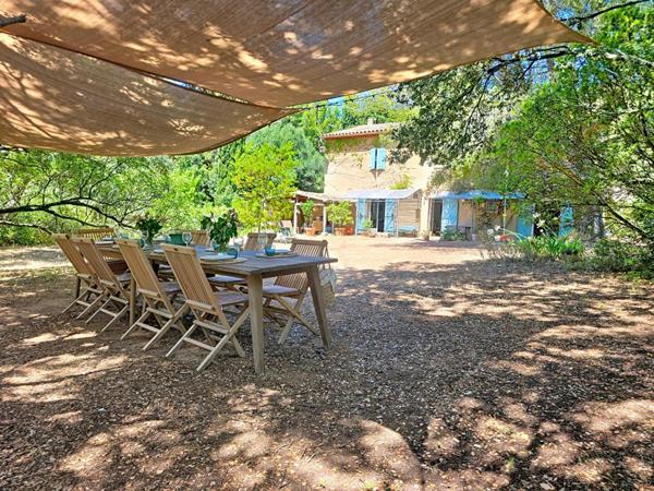 SANARY - Villa 8 chambres + T2, piscine chauffée, double garage, 6500 m² de terrain
