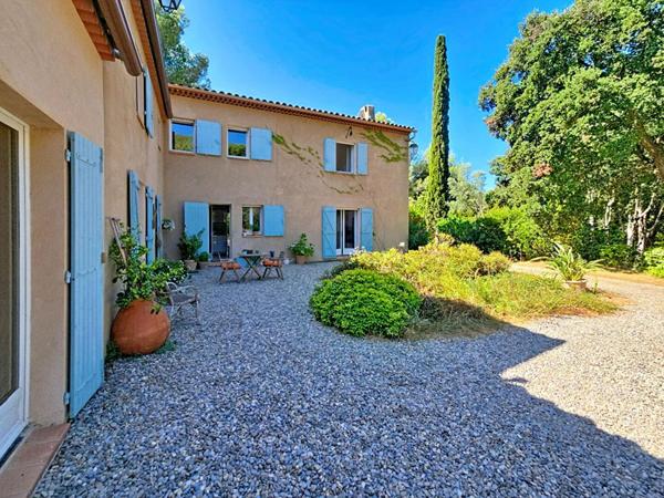 SANARY - Villa 8 chambres + T2, piscine chauffée, double garage, 6500 m² de terrain