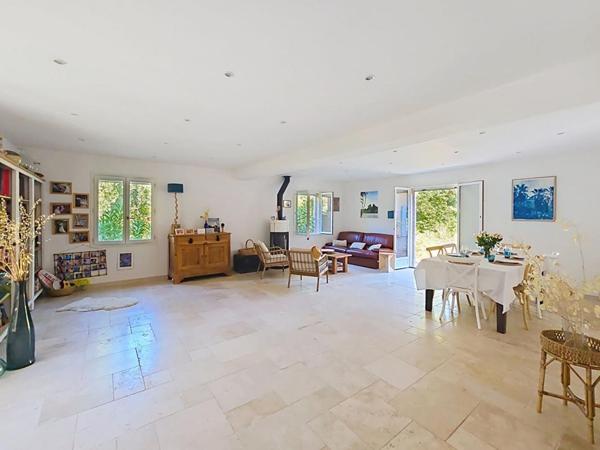 SANARY - Villa 8 chambres + T2, piscine chauffée, double garage, 6500 m² de terrain