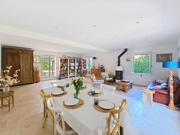 SANARY - Villa 8 chambres + T2, piscine chauffée, double garage, 6500 m² de terrain