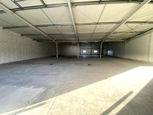 A LOUER : local d'activité NEUF 600 m2 - Visibilité Route de Vannes - SAINT HERBLAIN