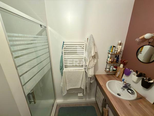 Maison en bon état vivable de plain pied avec jardin
