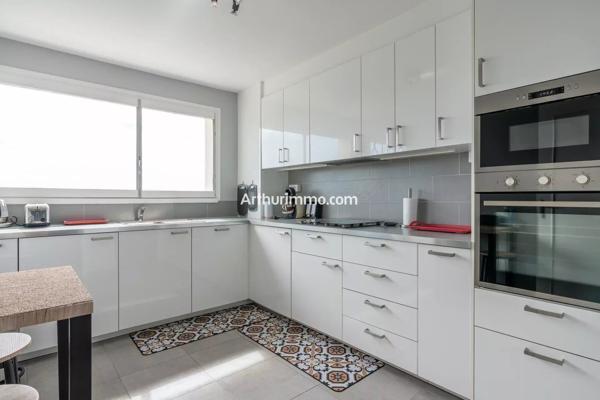 Vente                                                      Appartement
                        
                     3 pièces                      64 m2                     à Sucy-en-Brie