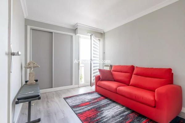 Vente                                                      Appartement
                        
                     3 pièces                      64 m2                     à Sucy-en-Brie